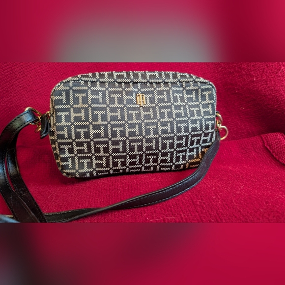 Tommy Hilfiger Elegant Black and Cream Designer Crossbody Bag - Picture 1 of 7